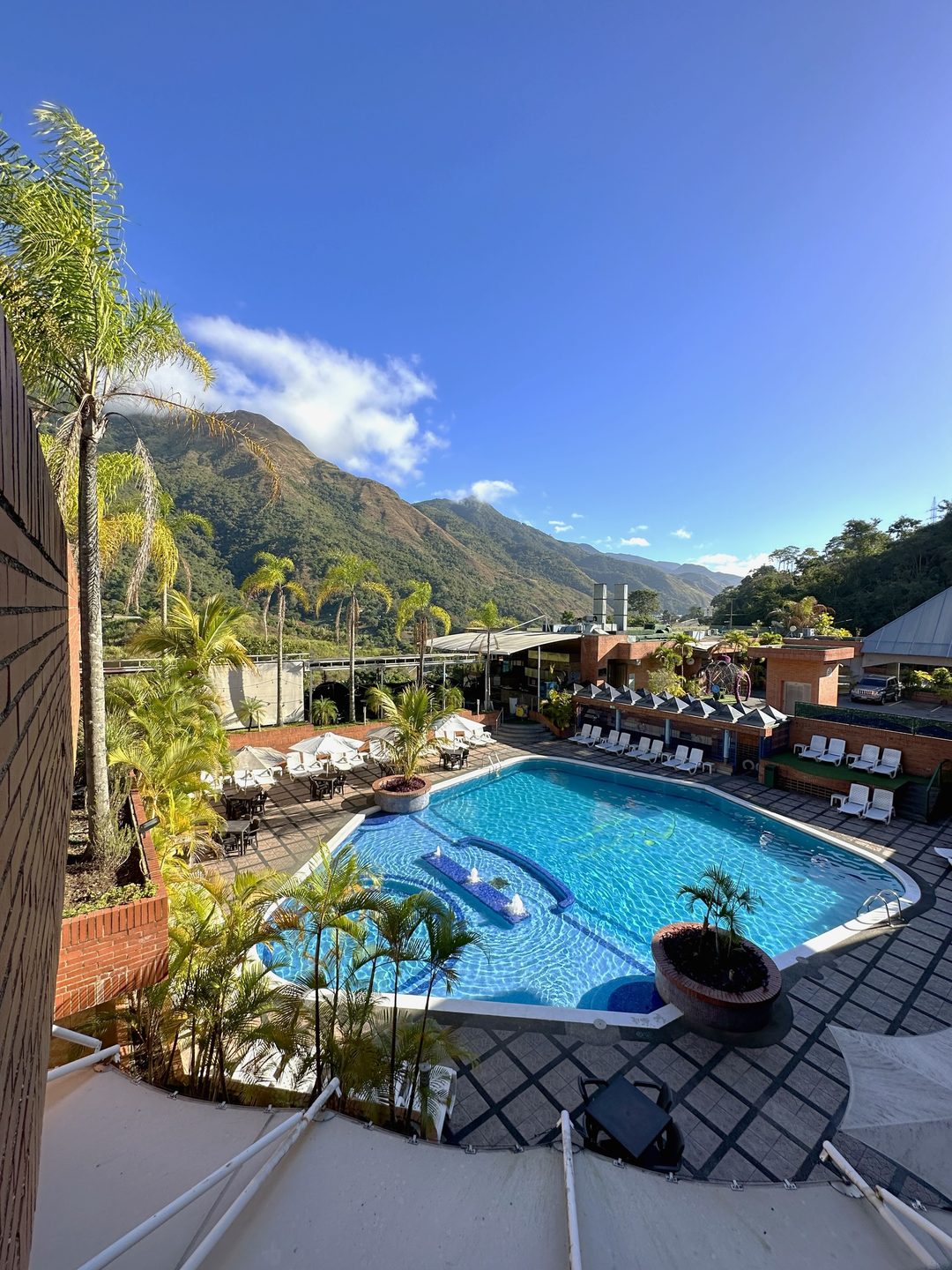 Piscina del hotel con el cerro El Ávila al fondo