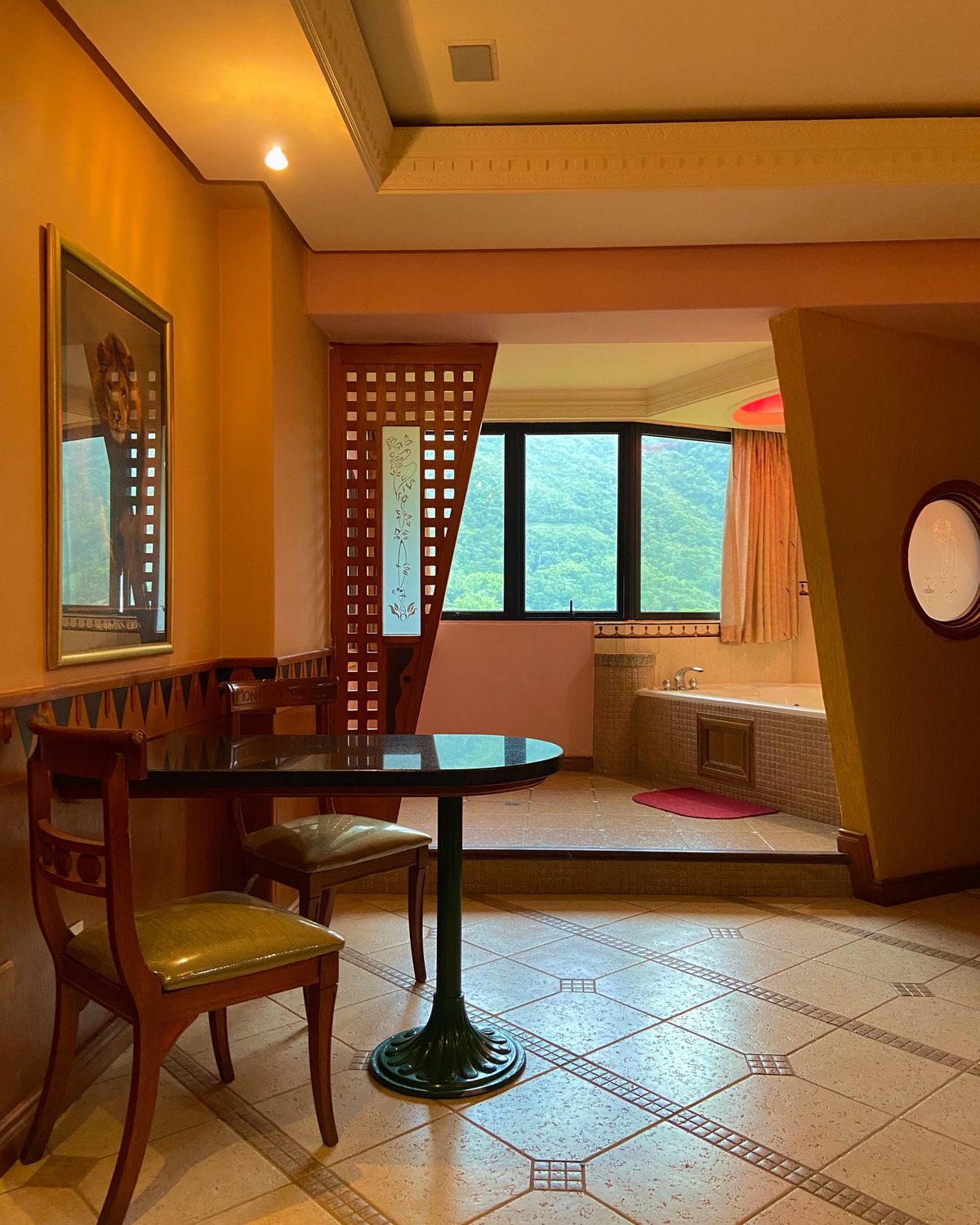 Temática Jacuzzi (Africana): mesa con dos sillas y ventana con vista a la montaña