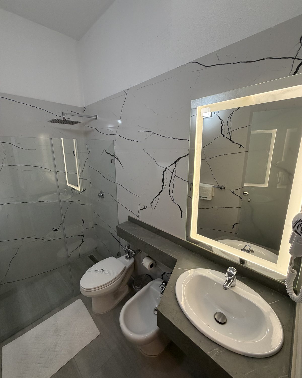Baño de la Doble Remodelada (Queen + Queen) con ducha de vidrio y espejo iluminado