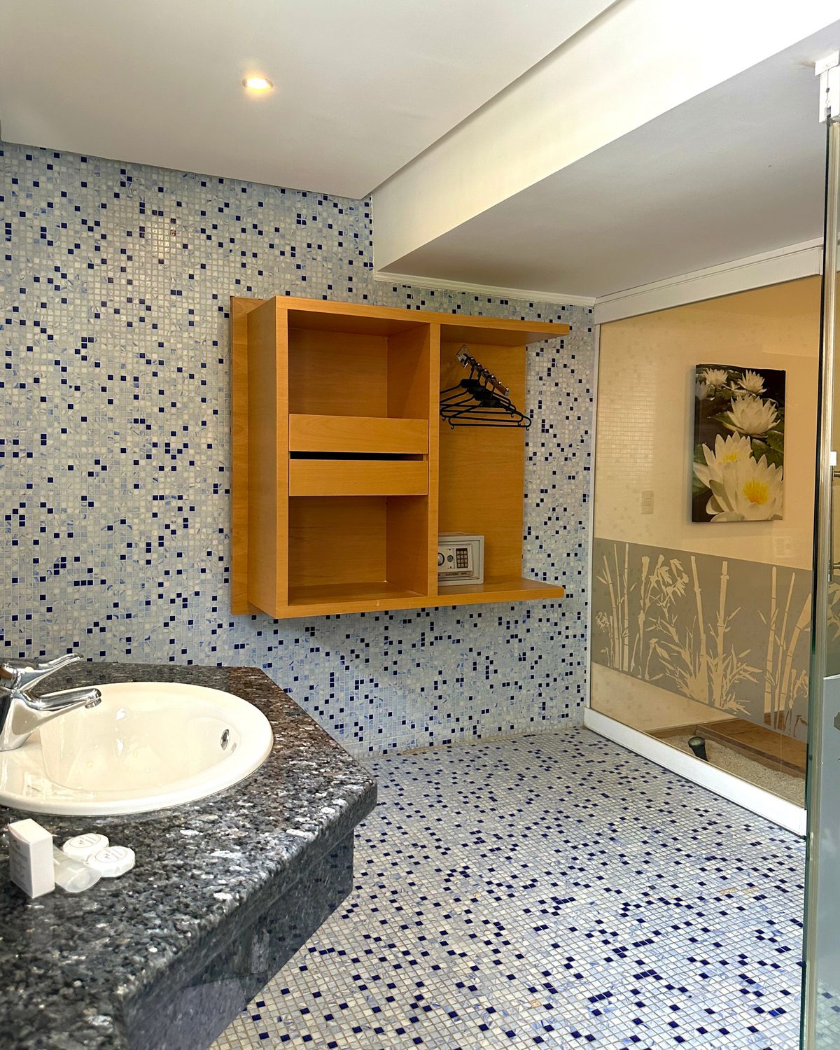 Zen con Terraza: baño de mosaico con lavamanos de granito y clóset de madera