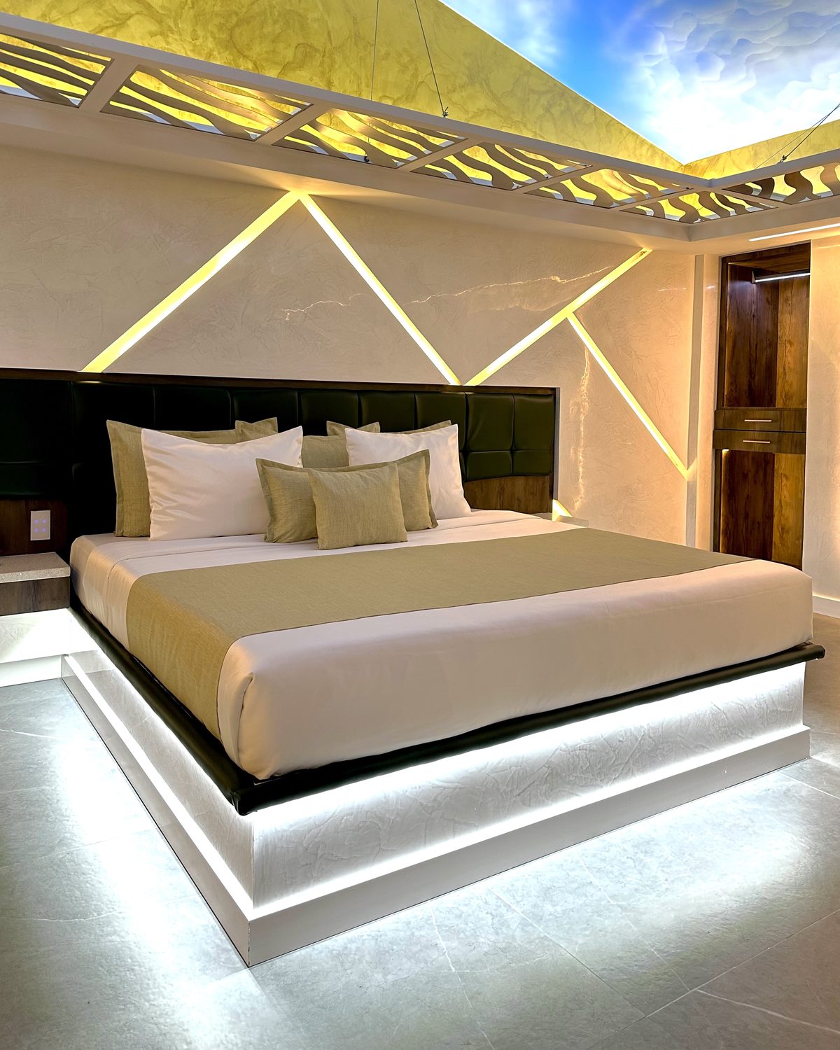 Alexa: cama king con luz en la base y techo con cielo iluminado