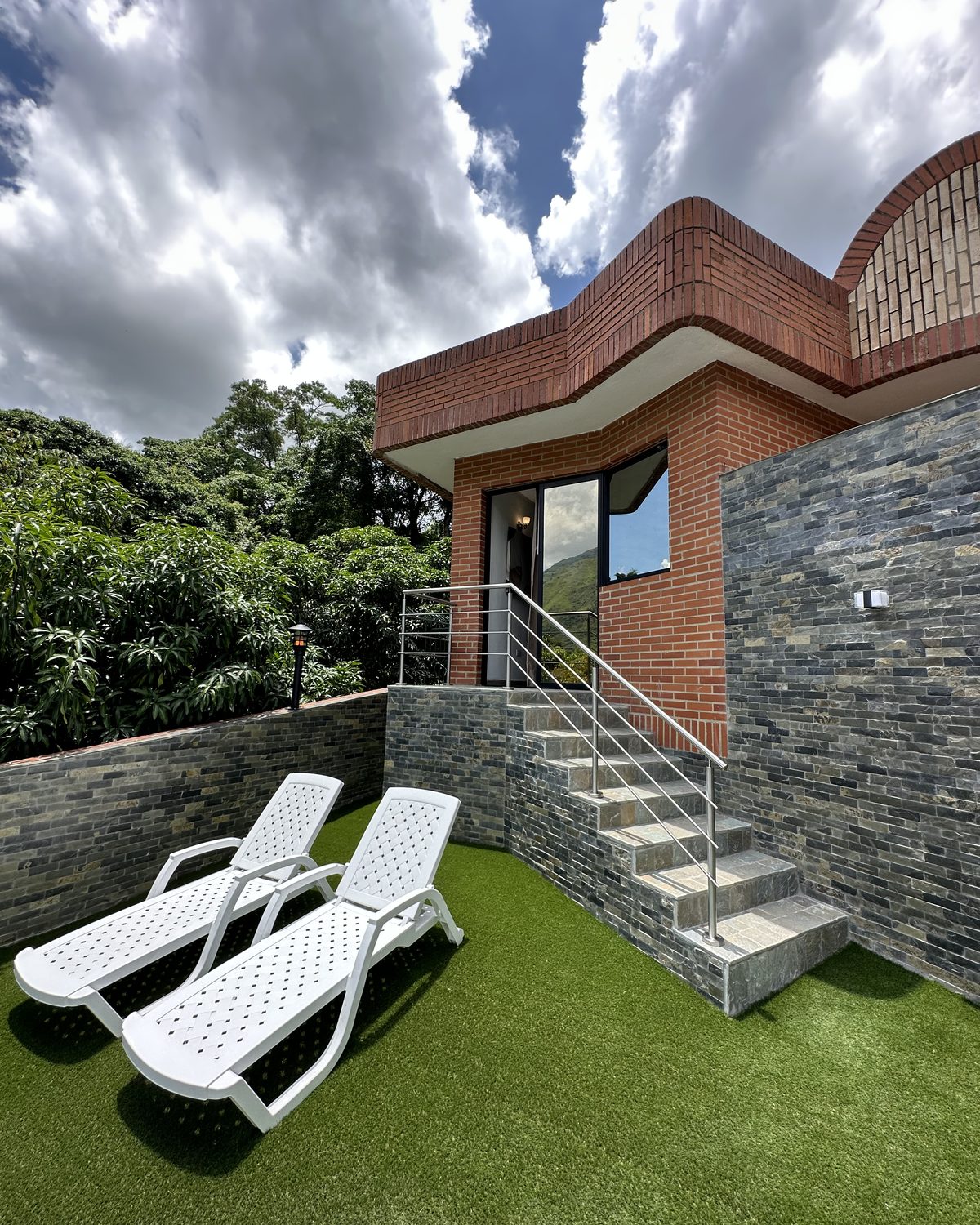 Terraza Premium: terraza con grama y tumbonas