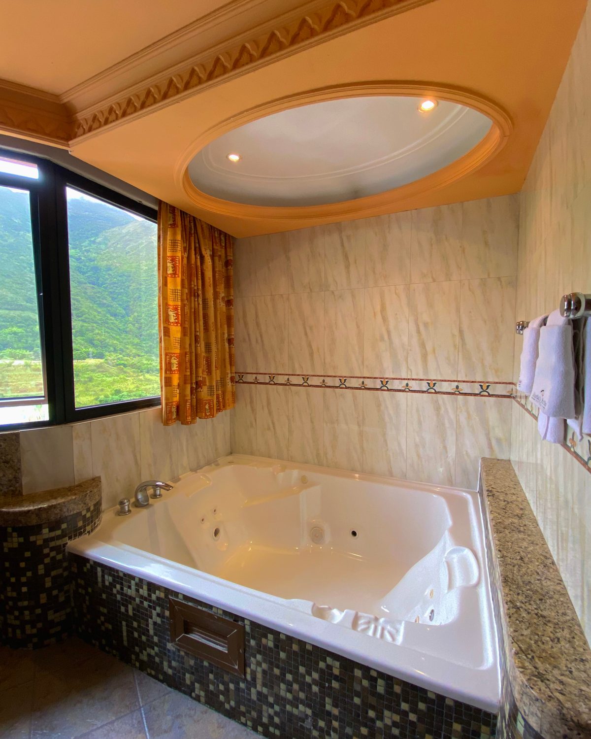 Temática Jacuzzi (Hindú): jacuzzi junto a la ventana con vista a la montaña