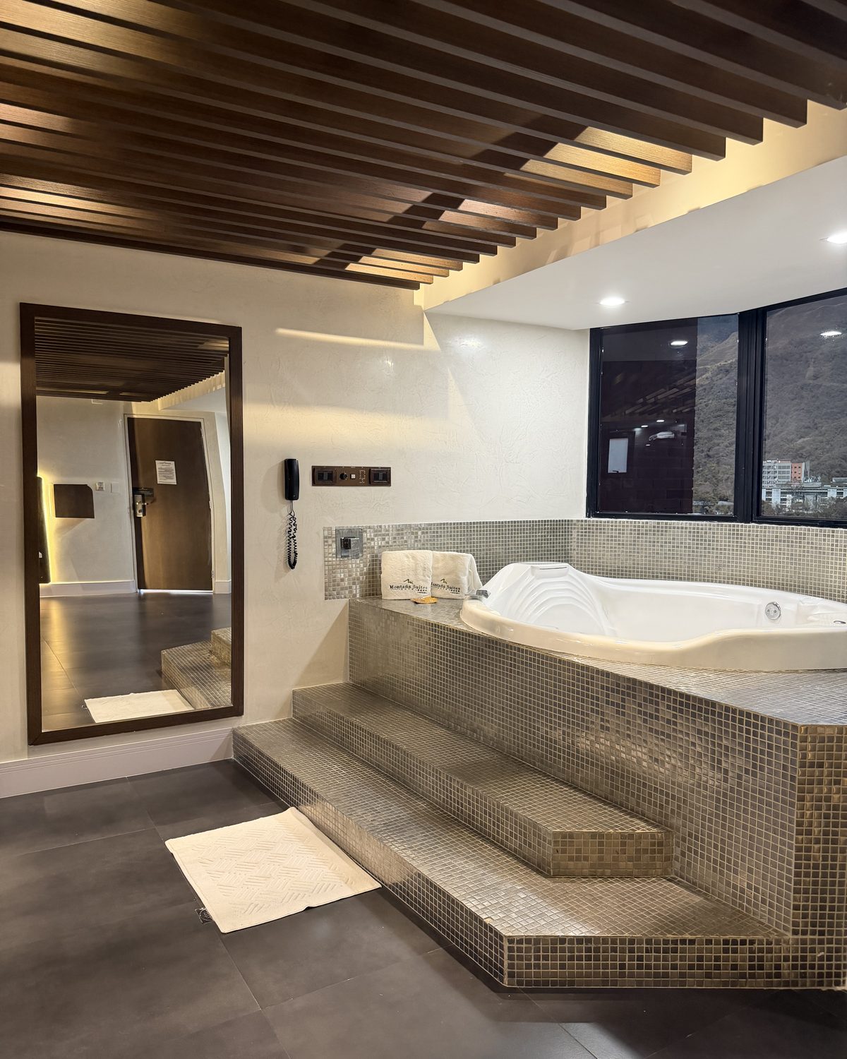 Seven: jacuzzi y espejo de cuerpo entero