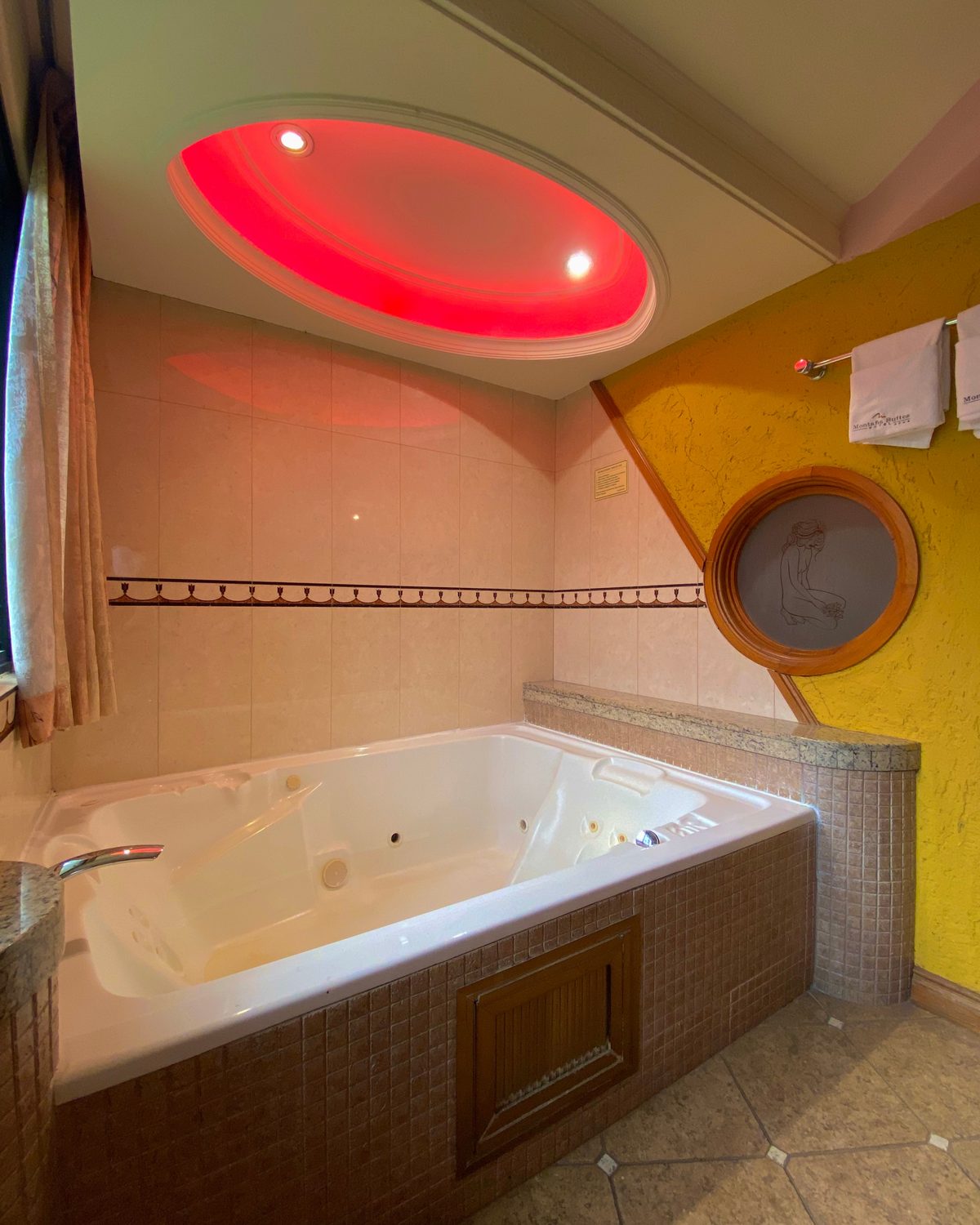 Temática Jacuzzi (Africana): jacuzzi con hidromasaje y luz roja en el techo