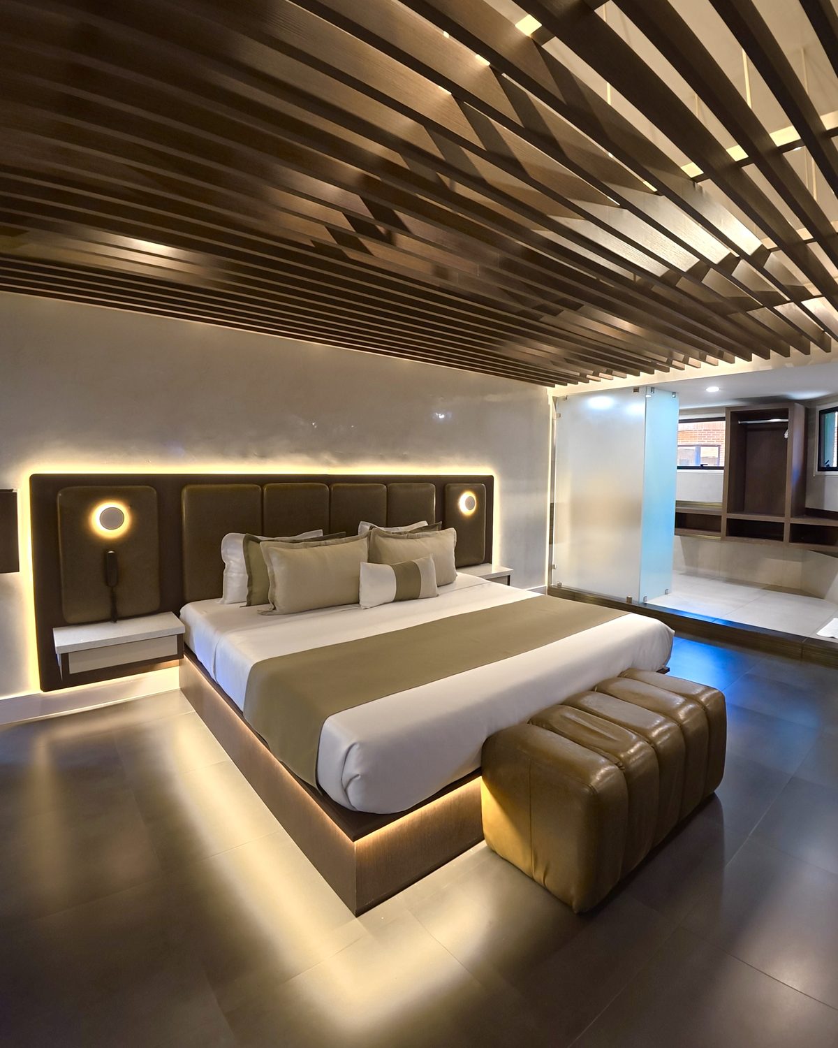 Seven: cama con luz en la base y techo de listones de madera iluminados