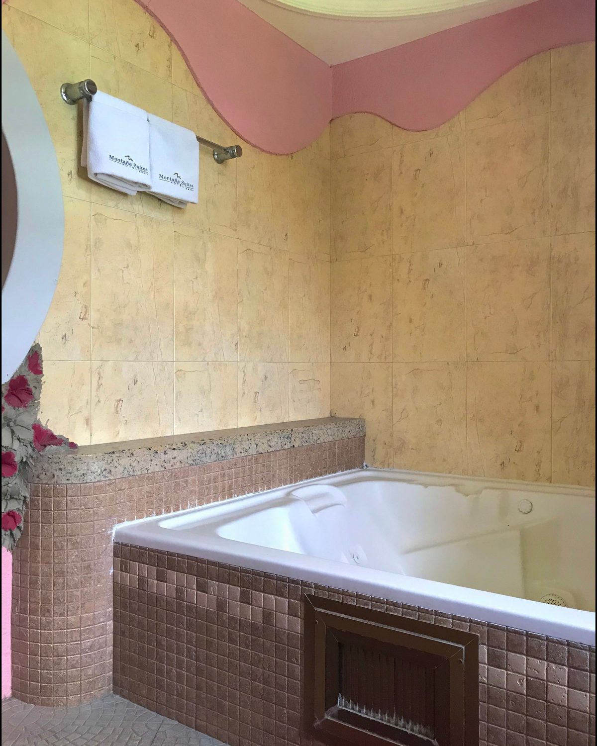 Temática Jacuzzi (Marinera): jacuzzi con pared de piedra y borde de mosaico