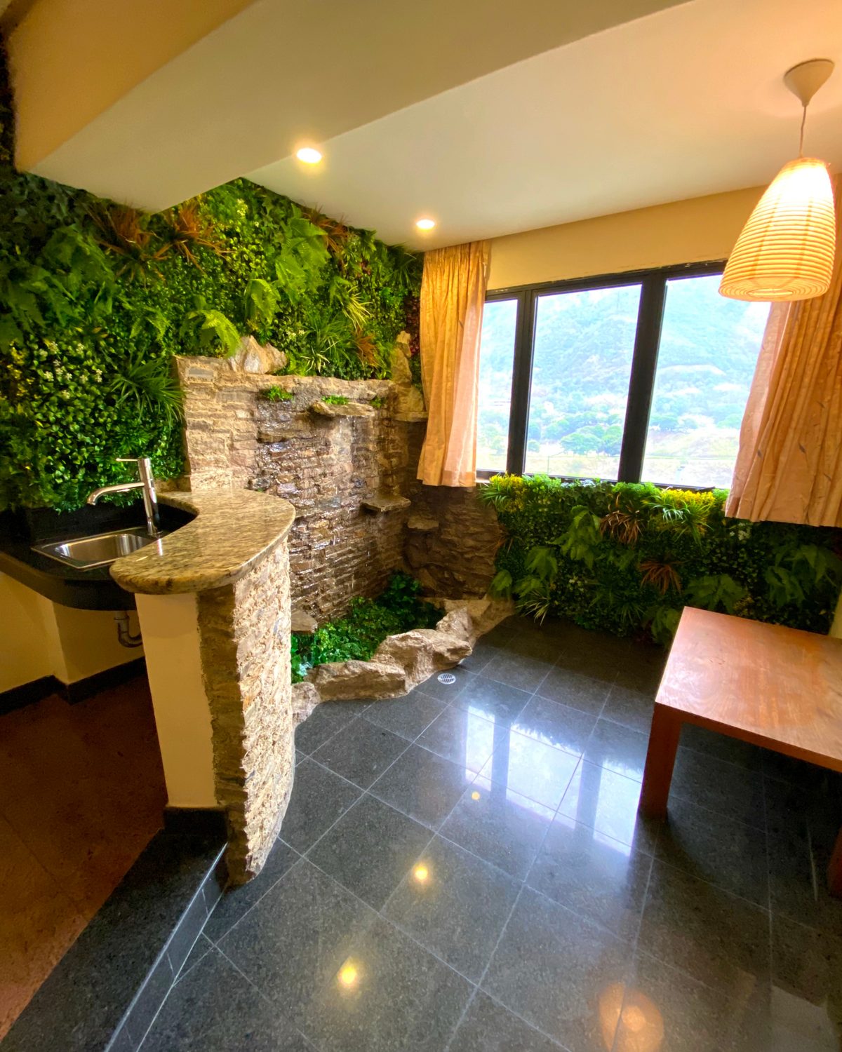 Japonesa Premium: jardín vertical con cascada de piedra junto a la ventana con vista a la montaña
