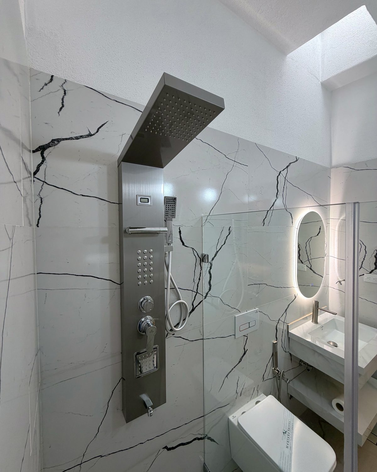 King VIP: baño con ducha de columna y espejo iluminado