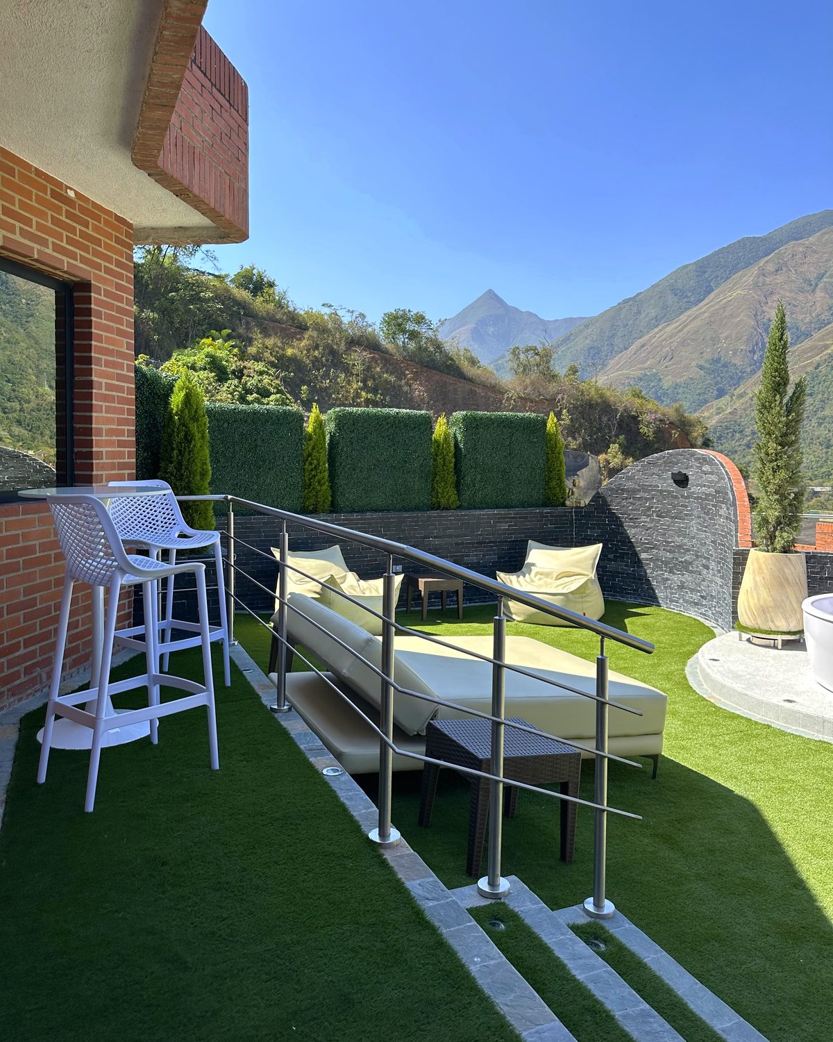 Alexa: terraza privada con barra, camastro y vista a la montaña