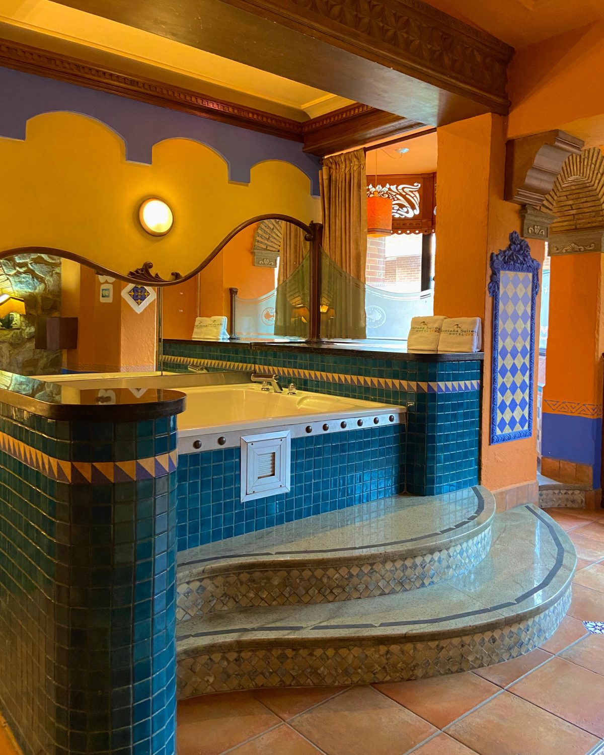 Mexicana Premium: jacuzzi con escalones y mosaico azul, espejo ondulado y azulejos de talavera