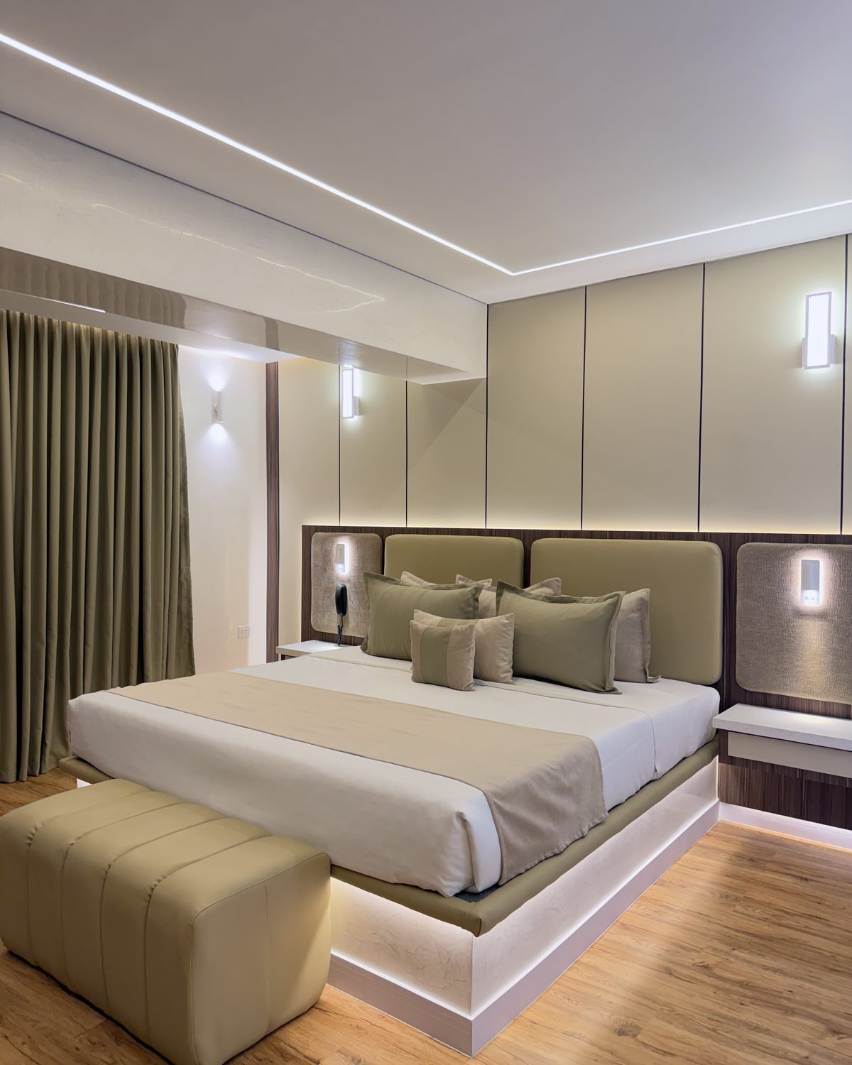 King VIP: cama King con luz en la base, cabecero tapizado y puf