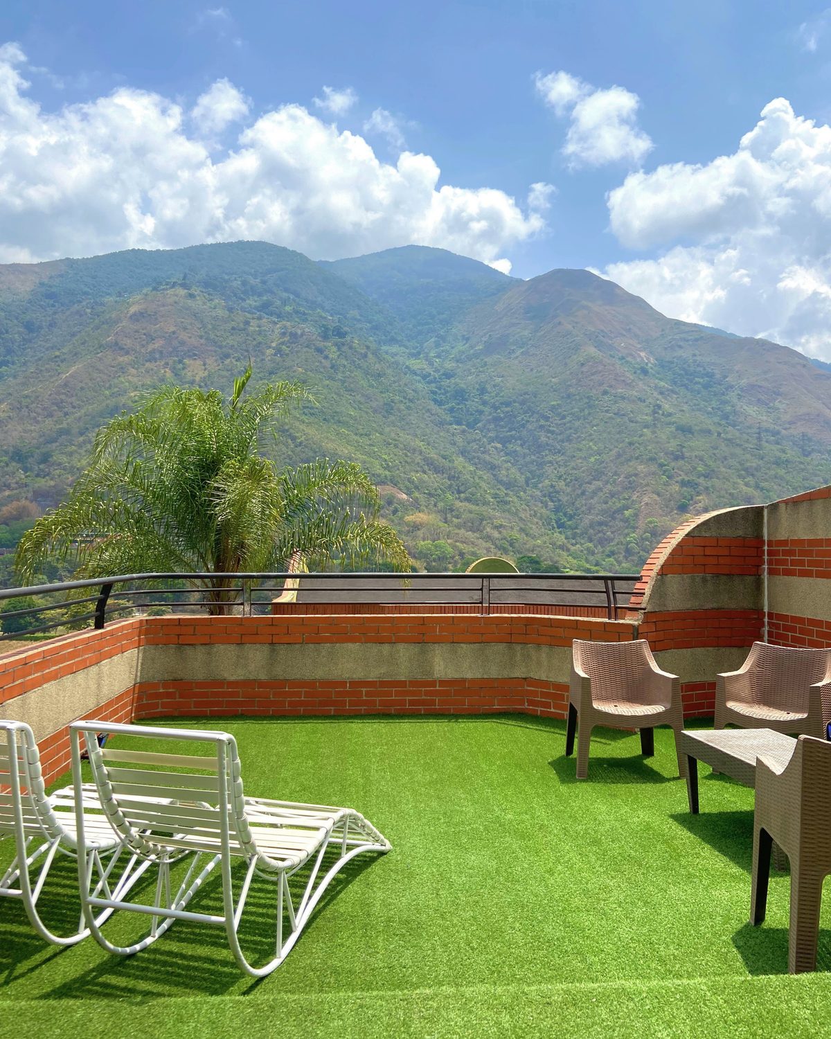 The Moon: terraza con grama, tumbonas y vista a la montaña