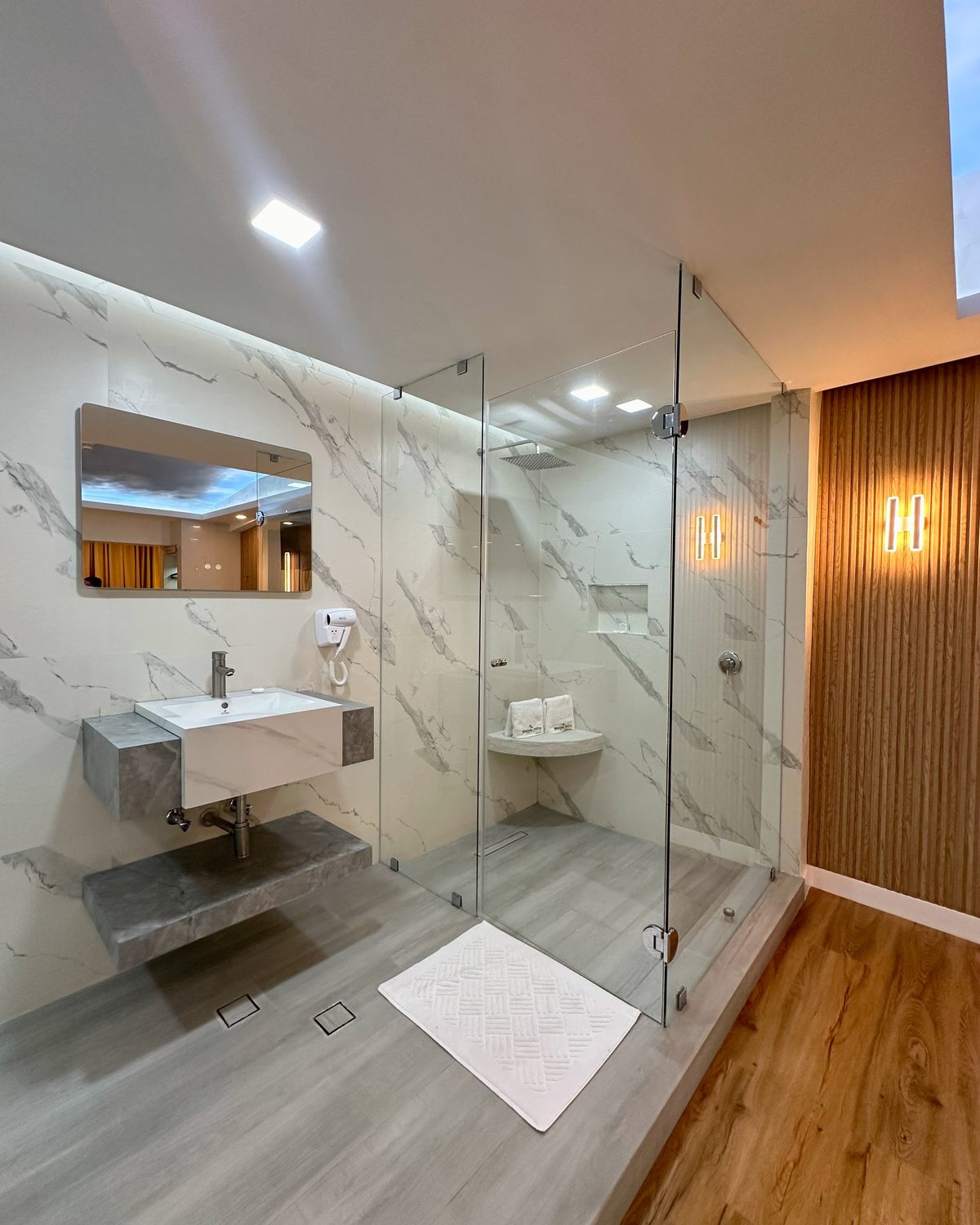Ávila: baño con ducha de vidrio y espejo