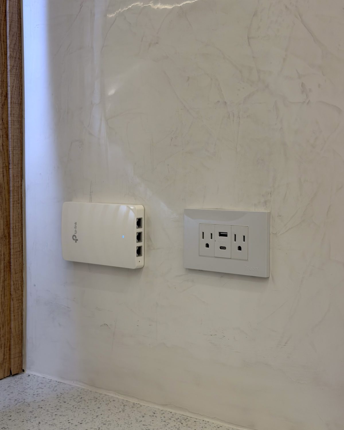 Tomas eléctricas con puertos USB y punto de acceso de red junto al escritorio