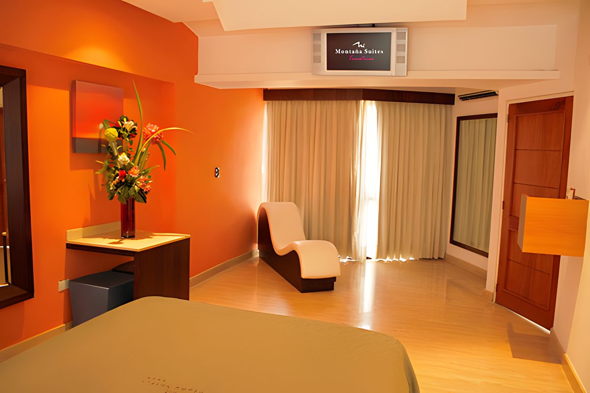 Lounge: sillón estilo kamasutra junto a las cortinas